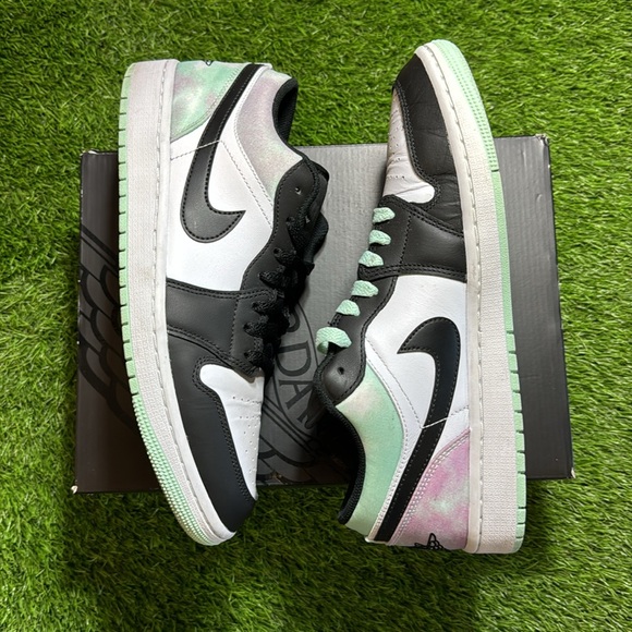 Jordan 1 Low - Picture 3 of 5